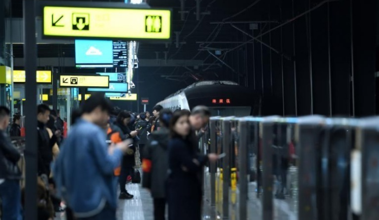 重慶一軌道車(chē)站酷似漫畫(huà)場(chǎng)景吸引市民拍照