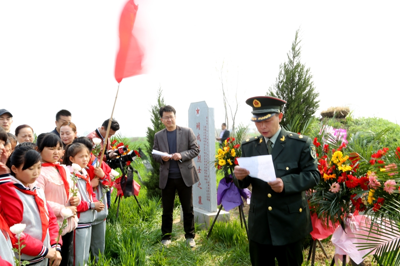 　不忘英雄本色 牢記革命傳統(tǒng)——懷遠(yuǎn)縣退役軍人事務(wù)局和榴城鎮(zhèn)舉辦抗日英烈揭碑祭奠活動