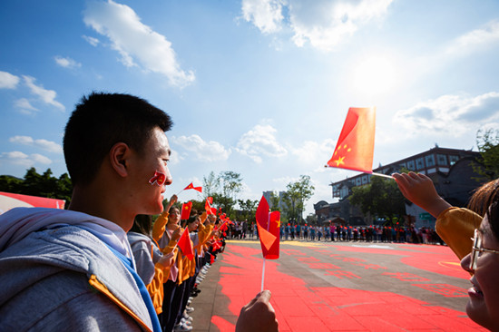 成都市民現(xiàn)場(chǎng)繪制400平米巨型地面沙畫(huà)獻(xiàn)禮新中國(guó)成立70周年