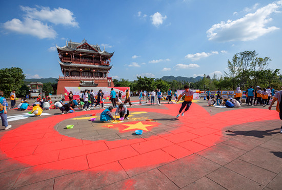 成都市民現(xiàn)場(chǎng)繪制400平米巨型地面沙畫(huà)獻(xiàn)禮新中國(guó)成立70周年