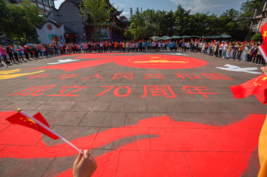 成都市民現(xiàn)場(chǎng)繪制400平米巨型地面沙畫(huà)獻(xiàn)禮新中國(guó)成立70周年