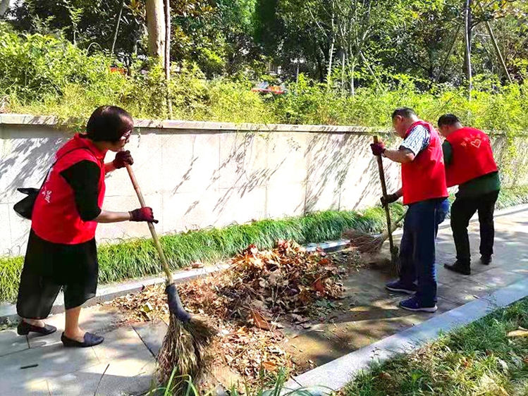 向祖國獻禮， 余姚市快樂公益志愿者在臺風(fēng)后清理垃圾