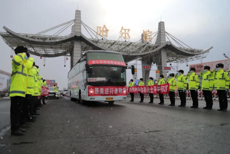 援鄂戰(zhàn)疫英雄凱旋——冰城交警最高禮儀硬核護(hù)航，致敬最美逆行者！