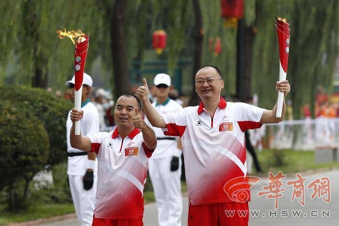 十四運(yùn)會(huì)和殘?zhí)貖W會(huì)火炬在咸陽(yáng)傳遞 68名火炬手接力傳遞