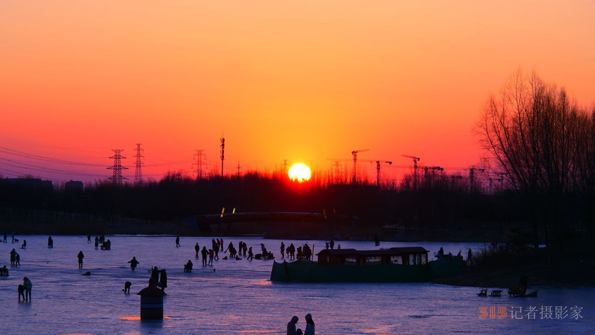 笑琰（靳新國(guó)）攝影作品——夕陽(yáng)里的冰上樂(lè)趣