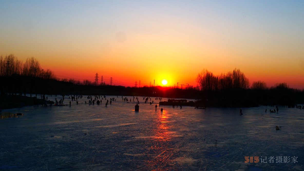 笑琰（靳新國(guó)）攝影作品——夕陽(yáng)里的冰上樂(lè)趣