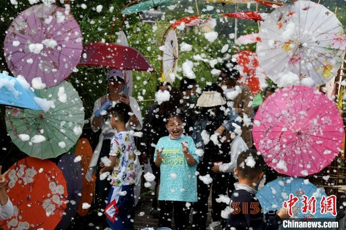 小朋友歡樂玩人造雪。 王東明 攝