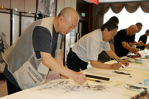 慶祝八一建軍節(jié)書(shū)畫(huà)筆會(huì)暨公益活動(dòng)在林州舉行