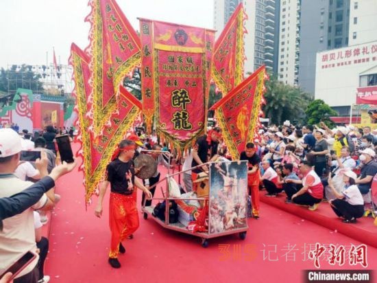 近百項非遺亮相東莞“茶園游會”。圖為國家級非遺項目中山醉龍。 李純 攝