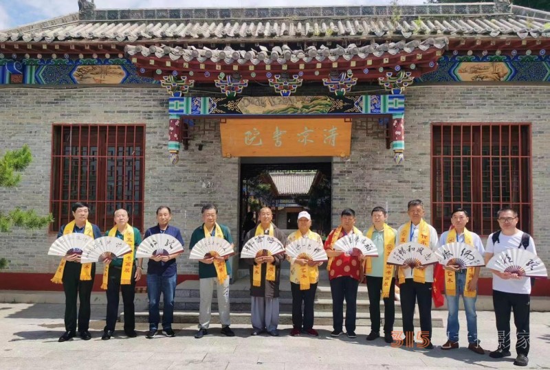 “大美五臺(tái)山 翰墨中華情”書(shū)畫(huà)展暨中國(guó)文化進(jìn)萬(wàn)家藝術(shù)團(tuán)走進(jìn)五臺(tái)山采風(fēng)筆會(huì)在五臺(tái)山清涼寺舉行