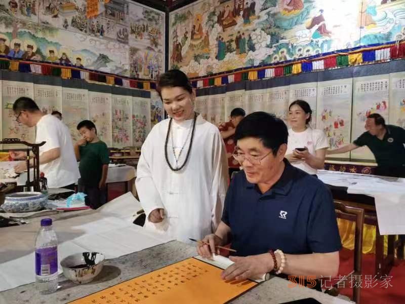 “大美五臺(tái)山 翰墨中華情”書(shū)畫(huà)展暨中國(guó)文化進(jìn)萬(wàn)家藝術(shù)團(tuán)走進(jìn)五臺(tái)山采風(fēng)筆會(huì)在五臺(tái)山清涼寺舉行