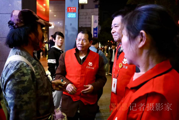 南昌市讓愛回家志愿者協(xié)會學(xué)雷鋒做善事，尋街友幫群眾